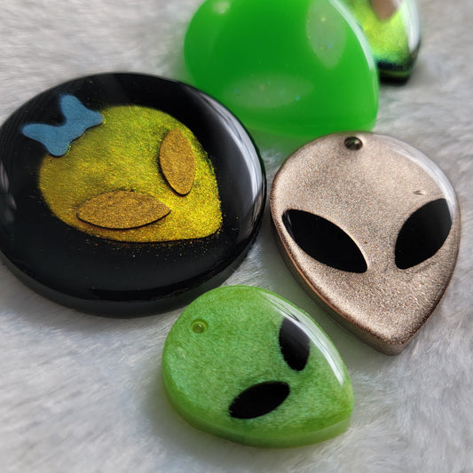 Epoxy resin pieces with classic alien head shape.