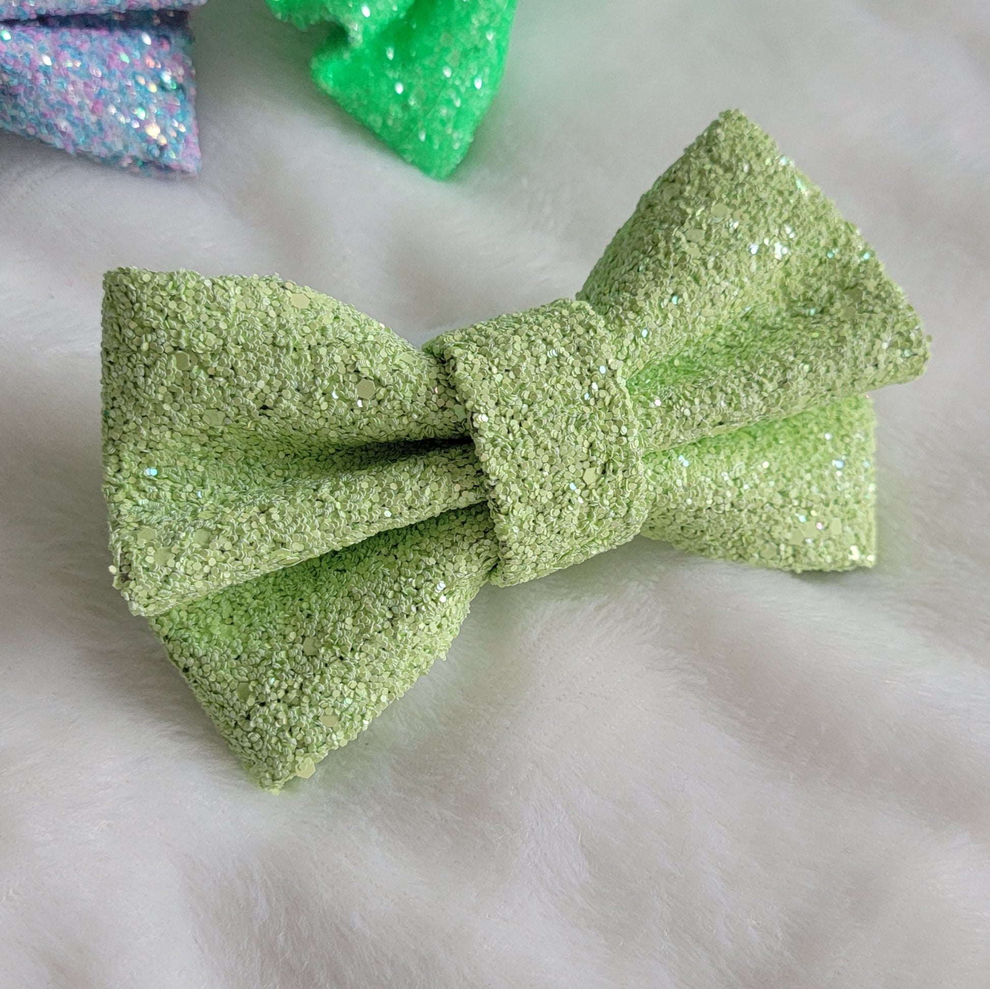 Light pistachio green glitter canvas bow.